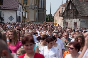 Tłum wiernych idący ulicami Stawisk